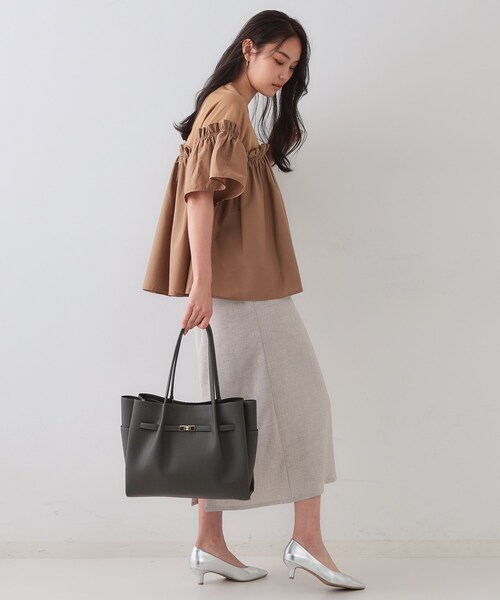 OPAQUE.CLIP(オペークドットクリップ)の「【軽量/A4サイズ対応/通勤対応】フロントベルトデザイントートバッグ(トートバッグ・レディース・チャコールグレー/ブラック/ベージュ/アイボリー/ワイン系1/ブラウン系1/シルバー系9・00)」の11枚目の写真