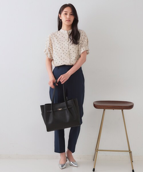 OPAQUE.CLIP(オペークドットクリップ)の「【軽量/A4サイズ対応/通勤対応】フロントベルトデザイントートバッグ(トートバッグ・レディース・チャコールグレー/ブラック/ベージュ/アイボリー/ワイン系1/ブラウン系1/シルバー系9・00)」の13枚目の写真