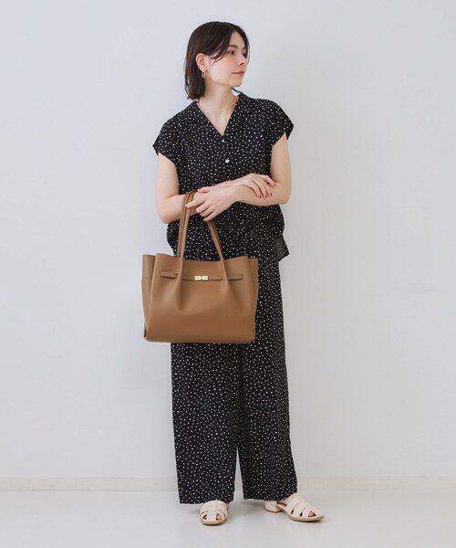 OPAQUE.CLIP(オペークドットクリップ)の「【軽量/A4サイズ対応/通勤対応】フロントベルトデザイントートバッグ(トートバッグ・レディース・チャコールグレー/ブラック/ベージュ/アイボリー/ワイン系1/ブラウン系1/シルバー系9・00)」の15枚目の写真