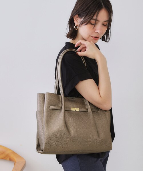 OPAQUE.CLIP(オペークドットクリップ)の「【軽量/A4サイズ対応/通勤対応】フロントベルトデザイントートバッグ(トートバッグ・レディース・チャコールグレー/ブラック/ベージュ/アイボリー/ワイン系1/ブラウン系1/シルバー系9・00)」の18枚目の写真