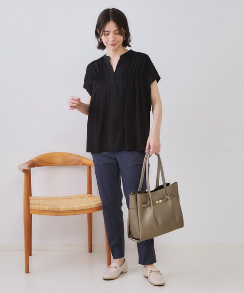 OPAQUE.CLIP(オペークドットクリップ)の「【軽量/A4サイズ対応/通勤対応】フロントベルトデザイントートバッグ(トートバッグ・レディース・チャコールグレー/ブラック/ベージュ/アイボリー/ワイン系1/ブラウン系1/シルバー系9・00)」の19枚目の写真