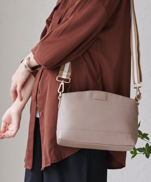 LIZDAYS(リズデイズ)の「LIZDAYS PUミニショルダー バッグ(ショルダーバッグ・レディース・ブラック/グレイッシュベージュ/アイボリー・FREE)」の5枚目の写真
