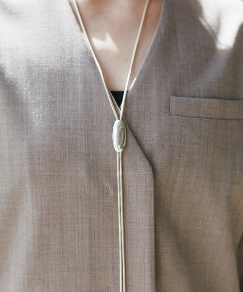ADAM ET ROPE'（アダムエロペ）の「【EO（イオ）】Loop tie necklace（ネックレス・レディース・シルバー・FREE）」の2枚目の写真