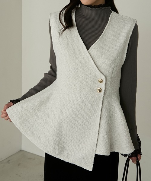 Cherir Mignon（シェリルミニョン）の「【Cherir Mignon】- Silhouette Couture -ゴールドボタンツイードアシメペプラムベスト（ベスト・レディース・ブラック/アイボリー・FREE）」の2枚目の写真