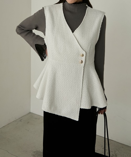 Cherir Mignon（シェリルミニョン）の「【Cherir Mignon】- Silhouette Couture -ゴールドボタンツイードアシメペプラムベスト（ベスト・レディース・ブラック/アイボリー・FREE）」の13枚目の写真