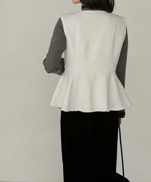Cherir Mignon（シェリルミニョン）の「【Cherir Mignon】- Silhouette Couture -ゴールドボタンツイードアシメペプラムベスト（ベスト・レディース・ブラック/アイボリー・FREE）」の16枚目の写真