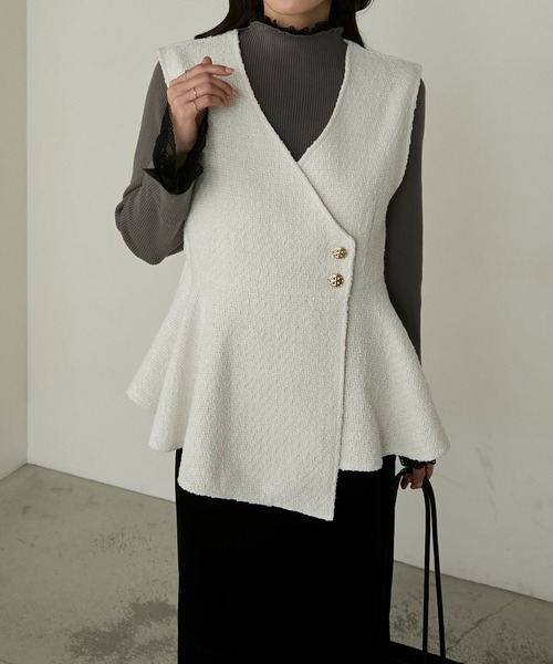 Cherir Mignon（シェリルミニョン）の「【Cherir Mignon】- Silhouette Couture -ゴールドボタンツイードアシメペプラムベスト（ベスト・レディース・ブラック/アイボリー・FREE）」の20枚目の写真