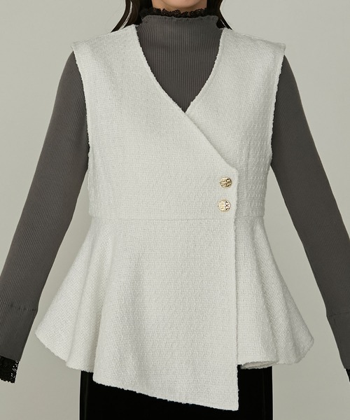 Cherir Mignon（シェリルミニョン）の「【Cherir Mignon】- Silhouette Couture -ゴールドボタンツイードアシメペプラムベスト（ベスト・レディース・ブラック/アイボリー・FREE）」の21枚目の写真
