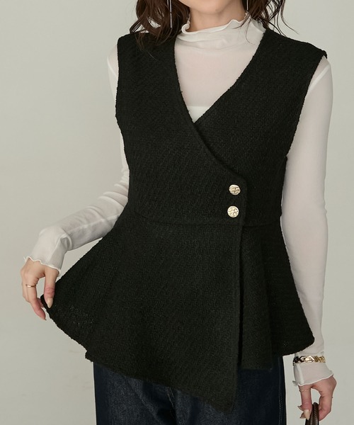 Cherir Mignon（シェリルミニョン）の「【Cherir Mignon】- Silhouette Couture -ゴールドボタンツイードアシメペプラムベスト（ベスト・レディース・ブラック/アイボリー・FREE）」の3枚目の写真