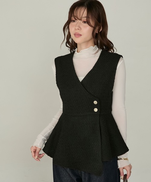Cherir Mignon（シェリルミニョン）の「【Cherir Mignon】- Silhouette Couture -ゴールドボタンツイードアシメペプラムベスト（ベスト・レディース・ブラック/アイボリー・FREE）」の5枚目の写真