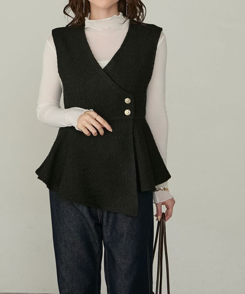 Cherir Mignon（シェリルミニョン）の「【Cherir Mignon】- Silhouette Couture -ゴールドボタンツイードアシメペプラムベスト（ベスト・レディース・ブラック/アイボリー・FREE）」の6枚目の写真