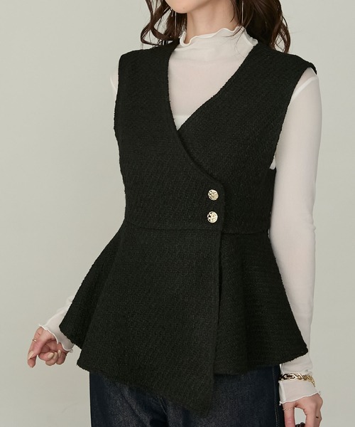 Cherir Mignon（シェリルミニョン）の「【Cherir Mignon】- Silhouette Couture -ゴールドボタンツイードアシメペプラムベスト（ベスト・レディース・ブラック/アイボリー・FREE）」の12枚目の写真