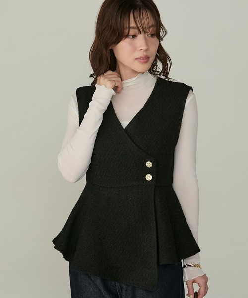 Cherir Mignon（シェリルミニョン）の「【Cherir Mignon】- Silhouette Couture -ゴールドボタンツイードアシメペプラムベスト（ベスト・レディース・ブラック/アイボリー・FREE）」の4枚目の写真