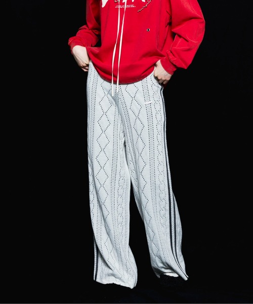 MAISON SPECIAL（メゾンスペシャル）の「Openwork Knitting Track Pants/透かし編みニットトラックパンツ■セットアップ対応■（その他パンツ・レディース・グレー/レッド/ホワイト・36/38）」の2枚目の写真