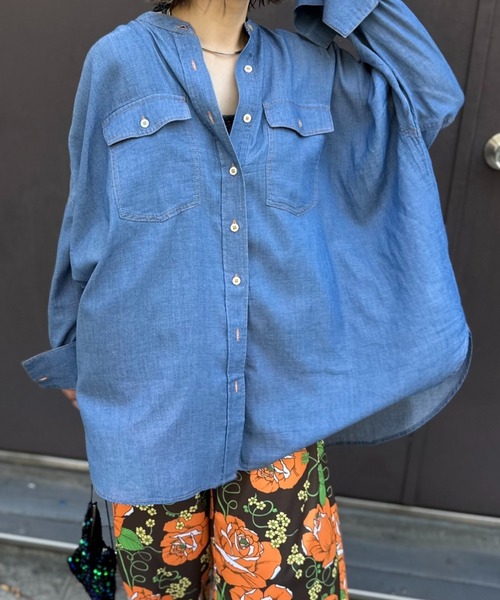 mi via loca(ミヴィアロカ)の「エアリーデニム 配色ステッチ バンドカラーシャツ(シャツ/ブラウス・レディース・ライトブルー/ブルー・FREE)」の2枚目の写真