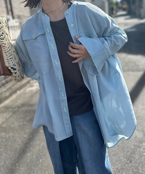 mi via loca(ミヴィアロカ)の「エアリーデニム 配色ステッチ バンドカラーシャツ(シャツ/ブラウス・レディース・ライトブルー/ブルー・FREE)」の3枚目の写真
