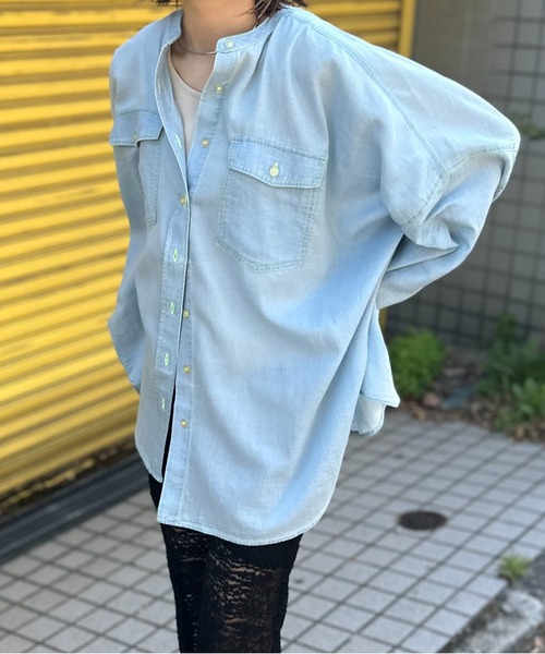 mi via loca(ミヴィアロカ)の「エアリーデニム 配色ステッチ バンドカラーシャツ(シャツ/ブラウス・レディース・ライトブルー/ブルー・FREE)」の13枚目の写真