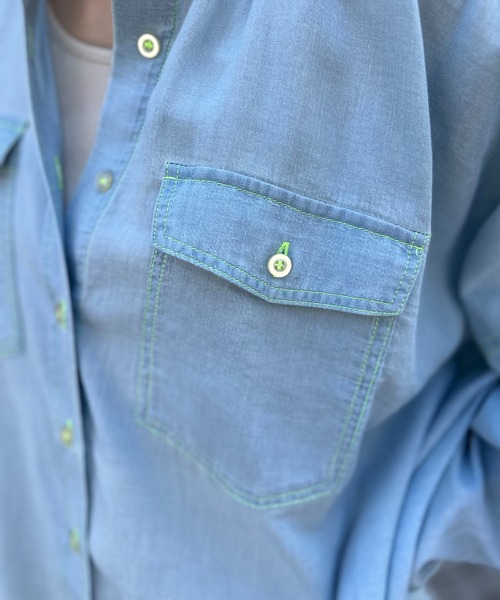 mi via loca(ミヴィアロカ)の「エアリーデニム 配色ステッチ バンドカラーシャツ(シャツ/ブラウス・レディース・ライトブルー/ブルー・FREE)」の16枚目の写真