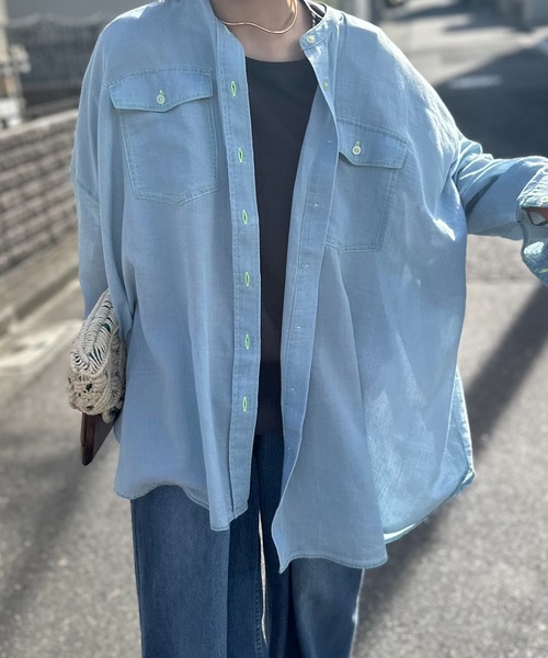 mi via loca(ミヴィアロカ)の「エアリーデニム 配色ステッチ バンドカラーシャツ(シャツ/ブラウス・レディース・ライトブルー/ブルー・FREE)」の4枚目の写真