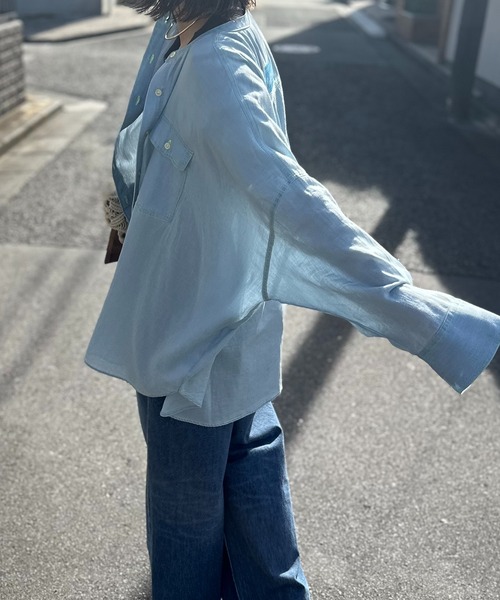 mi via loca(ミヴィアロカ)の「エアリーデニム 配色ステッチ バンドカラーシャツ(シャツ/ブラウス・レディース・ライトブルー/ブルー・FREE)」の7枚目の写真