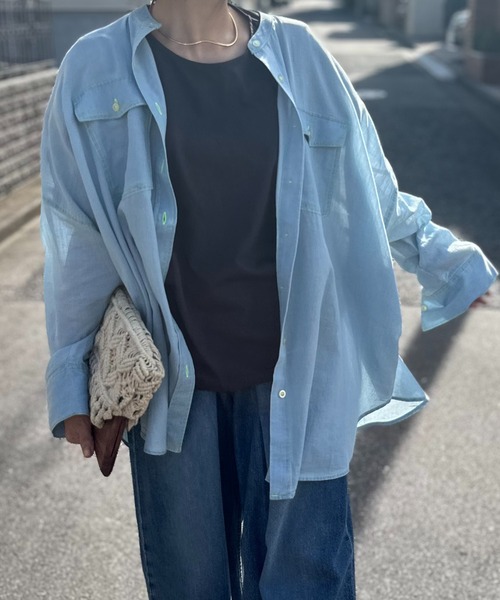 mi via loca(ミヴィアロカ)の「エアリーデニム 配色ステッチ バンドカラーシャツ(シャツ/ブラウス・レディース・ライトブルー/ブルー・FREE)」の8枚目の写真