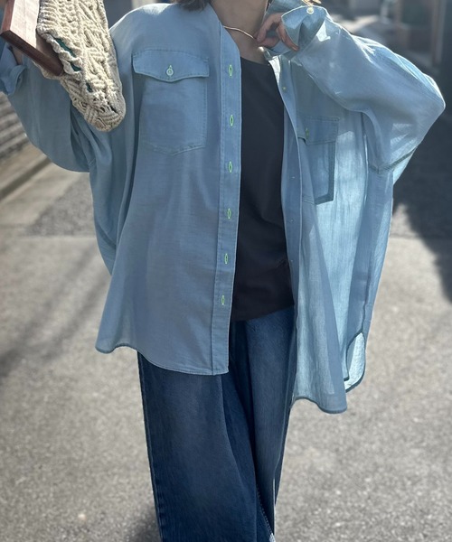 mi via loca(ミヴィアロカ)の「エアリーデニム 配色ステッチ バンドカラーシャツ(シャツ/ブラウス・レディース・ライトブルー/ブルー・FREE)」の5枚目の写真