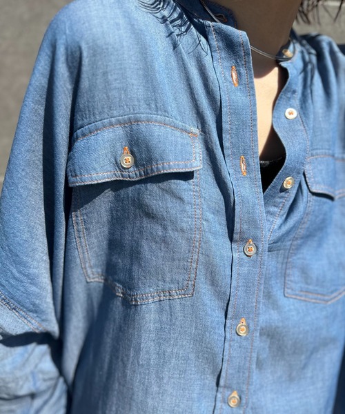 mi via loca(ミヴィアロカ)の「エアリーデニム 配色ステッチ バンドカラーシャツ(シャツ/ブラウス・レディース・ライトブルー/ブルー・FREE)」の9枚目の写真