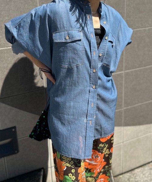 mi via loca(ミヴィアロカ)の「エアリーデニム 配色ステッチ バンドカラーシャツ(シャツ/ブラウス・レディース・ライトブルー/ブルー・FREE)」の10枚目の写真