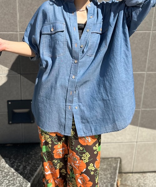 mi via loca(ミヴィアロカ)の「エアリーデニム 配色ステッチ バンドカラーシャツ(シャツ/ブラウス・レディース・ライトブルー/ブルー・FREE)」の12枚目の写真