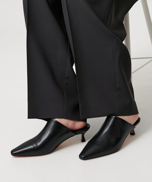 Anndemeurmester ブラックレザー ポインテッド サンダル Anndemeurmester ブラックレザー ポインテッド サンダル