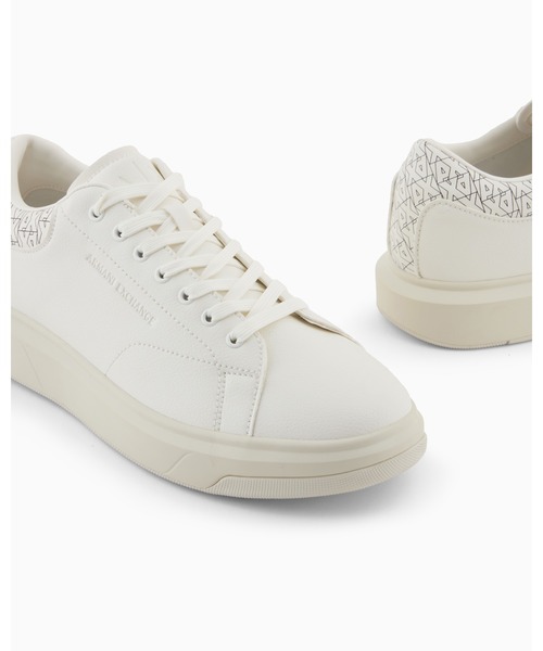 ARMANI EXCHANGE(アルマーニエクスチェンジ)の「【A|X アルマーニ エクスチェンジ】<オンライン限定>オールオーバーロゴプリント レースアップスニーカー(スニーカー・メンズ・ホワイト/オフホワイト・7/9.5/9/6.5/8/7.5/6/5.5/8.5/5)」の2枚目の写真