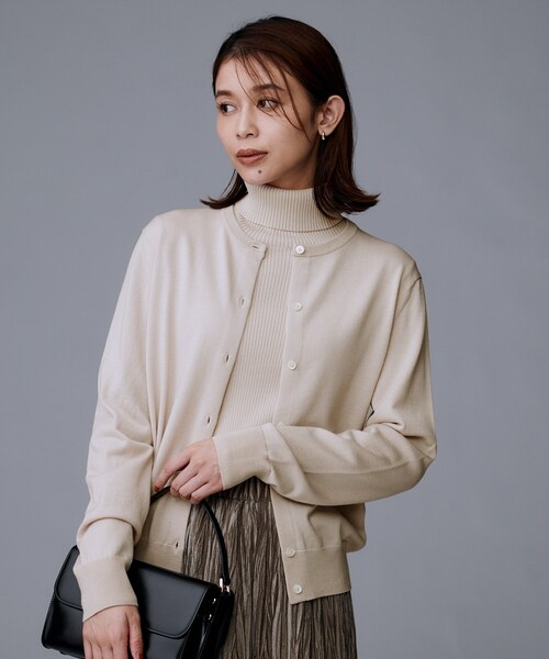 UNTITLED(アンタイトル)の「【洗える/アンサンブル可/ウール100%】ウールクルーカーディガン(カーディガン/ボレロ・レディース・ライトグレー/レッド系1/ブラック/ナチュラル/オフホワイト/ブルー系その他・48/44/04/03/02/01/00)」の4枚目の写真