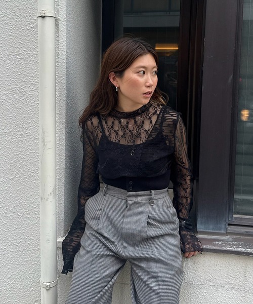 Ameri(アメリ)の「LACE PATCHWORK ASYMMETRY TOP(その他トップス・レディース・オフホワイト/ブラック・FREE)」の14枚目の写真