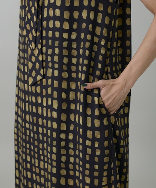 INED（イネド）の「デフォルメチェックボウタイワンピース（ワンピース・レディース・ブラック・9号/7号）」の2枚目の写真