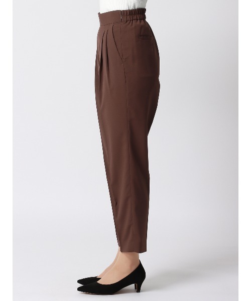SUIT SQUARE(スーツスクエア)の「タックテーパードパンツ ウォッシャブル ストレッチ 撥水 UVカット 防シワ(スーツパンツ・レディース・ブラウン系/ネイビー系・36(7号)/38(9号)/40(11号))」の4枚目の写真