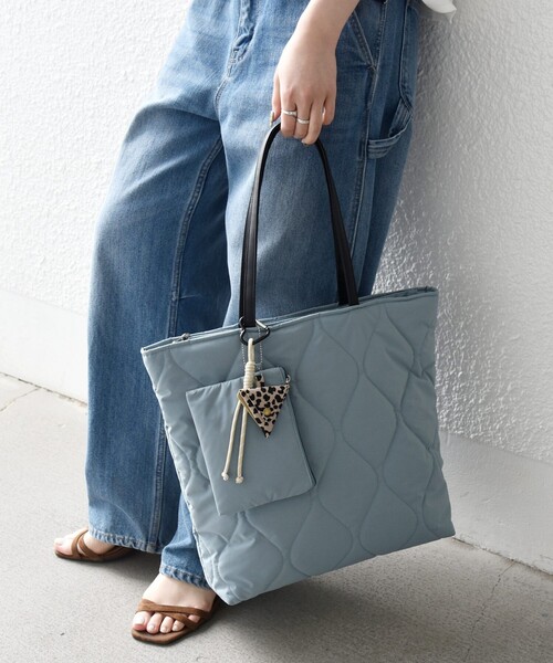 SHIPS any（シップス エニィ）の「【WEB限定】SHIPS any: チャーム付き キルティング スクエア A4 トート バッグ（トートバッグ・レディース・ブラック/カーキ/ライトブルー/ベージュ・ONE SIZE）」の4枚目の写真