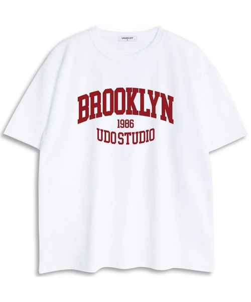UNDEROFF(アンダーオフ)の「オーバーサイズクルーネックブルックリン半袖Tシャツホワイトレッド(Tシャツ/カットソー・レディース・ホワイト・SMALL/MEDIUM/LARGE/X-LARGE)」の1枚目の写真