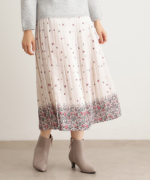 LAURA ASHLEY(ローラアシュレイ)の「【洗える/同柄アイテムあり】ライリー バタフライズ柄 プリーツスカート(スカート・レディース・ベージュ系/ネイビー系・38/40)」の1枚目の写真