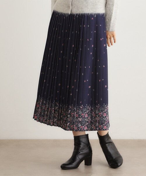 LAURA ASHLEY(ローラアシュレイ)の「【洗える/同柄アイテムあり】ライリー バタフライズ柄 プリーツスカート(スカート・レディース・ベージュ系/ネイビー系・38/40)」の2枚目の写真