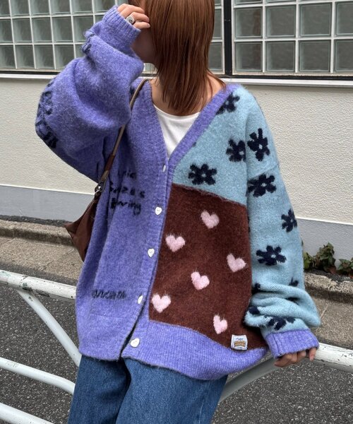 HELLO.SANFRANCISCO(ハローサンフランシスコ)の「★【HELLO.SANFRANCISCO/ハローサンフランシスコ】ジャガードッドッキングハート釦カーデ(カーディガン/ボレロ・レディース・ピンク/パープル/オフホワイト・ONE SIZE)」の2枚目の写真