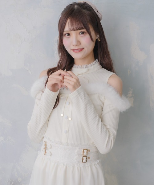 couture BY ROJITA（クチュールバイロジータ）の「肩開きファーライン切替トップス（Tシャツ/カットソー・レディース・ホワイト/ボルドー/ブラック・FREE）」の2枚目の写真