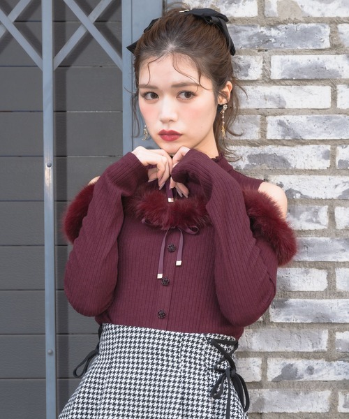 couture BY ROJITA（クチュールバイロジータ）の「肩開きファーライン切替トップス（Tシャツ/カットソー・レディース・ホワイト/ボルドー/ブラック・FREE）」の3枚目の写真