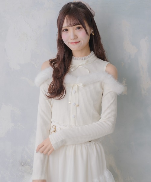 couture BY ROJITA（クチュールバイロジータ）の「肩開きファーライン切替トップス（Tシャツ/カットソー・レディース・ホワイト/ボルドー/ブラック・FREE）」の4枚目の写真