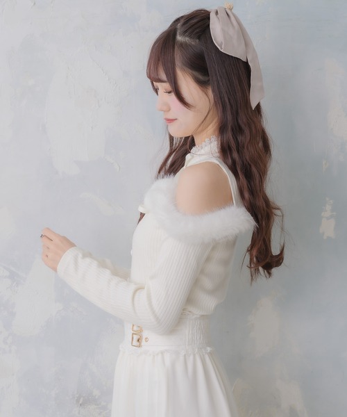 couture BY ROJITA（クチュールバイロジータ）の「肩開きファーライン切替トップス（Tシャツ/カットソー・レディース・ホワイト/ボルドー/ブラック・FREE）」の6枚目の写真