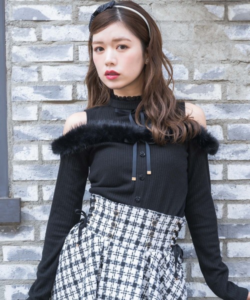 couture BY ROJITA（クチュールバイロジータ）の「肩開きファーライン切替トップス（Tシャツ/カットソー・レディース・ホワイト/ボルドー/ブラック・FREE）」の11枚目の写真