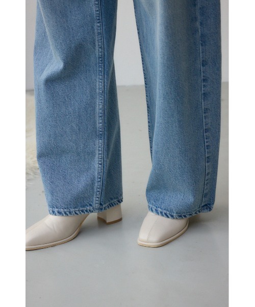 AZUL by moussy(アズールバイマウジー)の「【身長/骨格別着用画像あり】L/B ライトオンスカーブデニム(デニムパンツ・レディース・ライトブルー・23inch/24inch/25inch/26inch)」の11枚目の写真