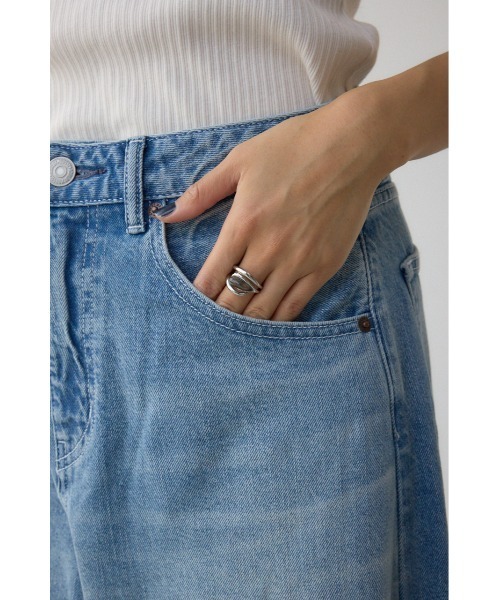 AZUL by moussy(アズールバイマウジー)の「【身長/骨格別着用画像あり】L/B ライトオンスカーブデニム(デニムパンツ・レディース・ライトブルー・23inch/24inch/25inch/26inch)」の10枚目の写真