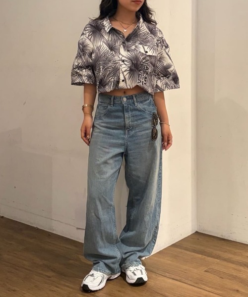 AZUL by moussy(アズールバイマウジー)の「【身長/骨格別着用画像あり】L/B ライトオンスカーブデニム(デニムパンツ・レディース・ライトブルー・23inch/24inch/25inch/26inch)」の16枚目の写真