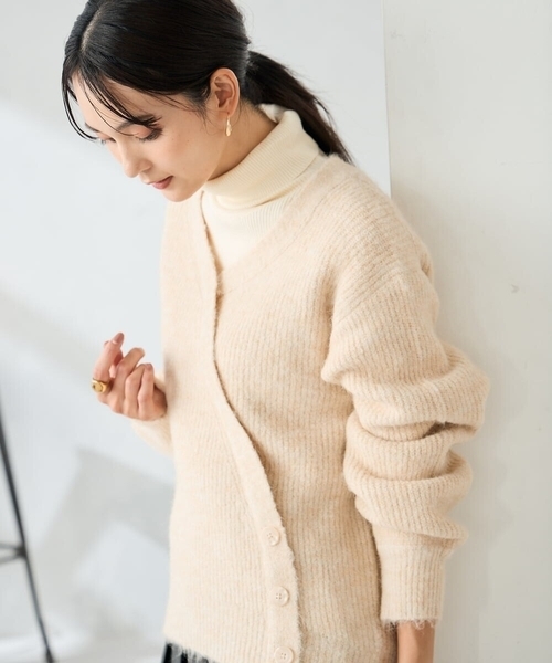 a.v.v(アーヴェヴェ)の「カシュクールライクVネックニット(ニット/セーター・レディース・ベージュ/ダークインディゴブルー・39)」の1枚目の写真