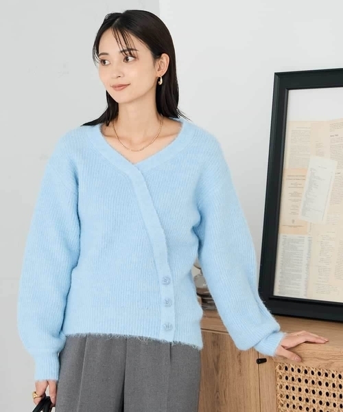 a.v.v(アーヴェヴェ)の「カシュクールライクVネックニット(ニット/セーター・レディース・ベージュ/ダークインディゴブルー・39)」の2枚目の写真